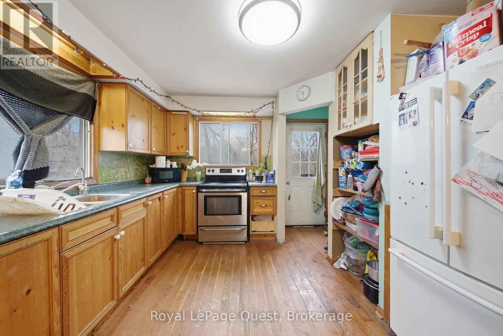 7476 ASH CRESCENT - 9