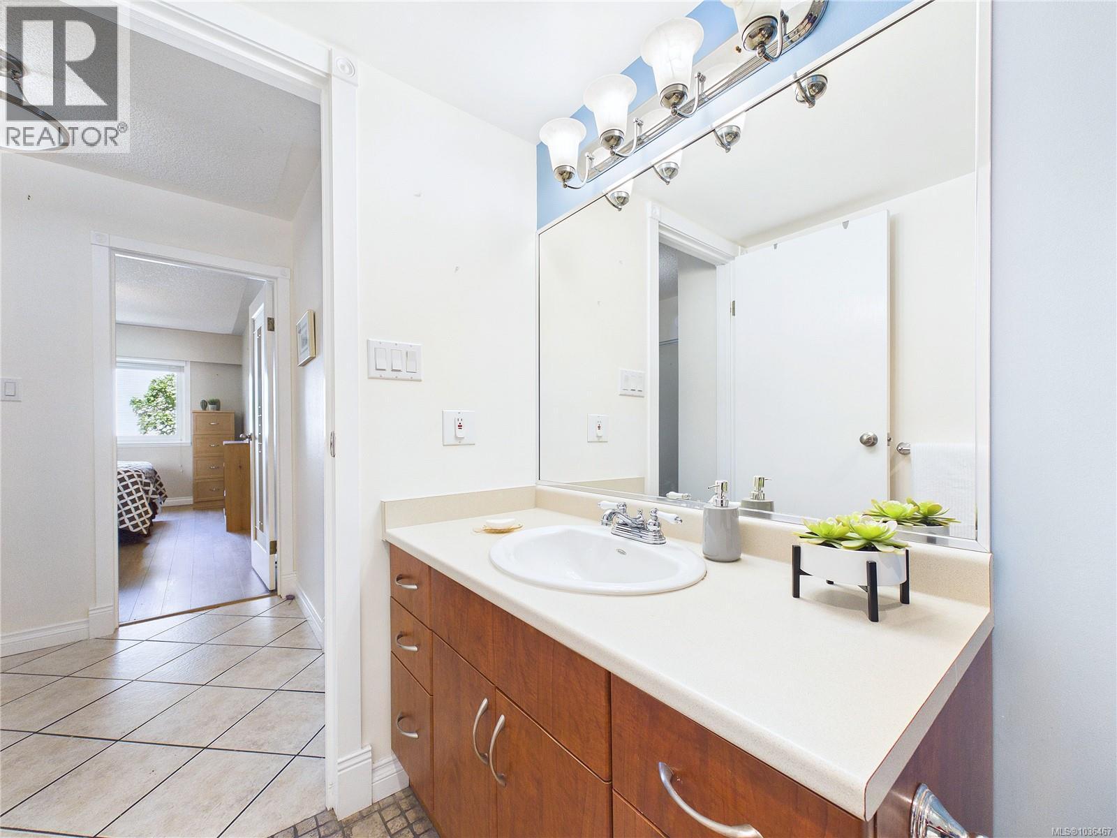 401 1665 Oak Bay Avenue, Victoria
