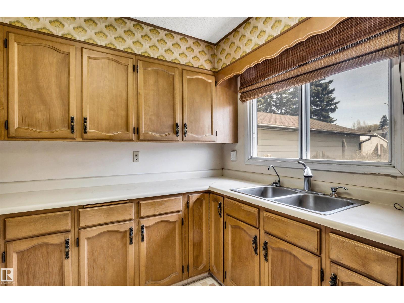 6723 39 AV NW - 8