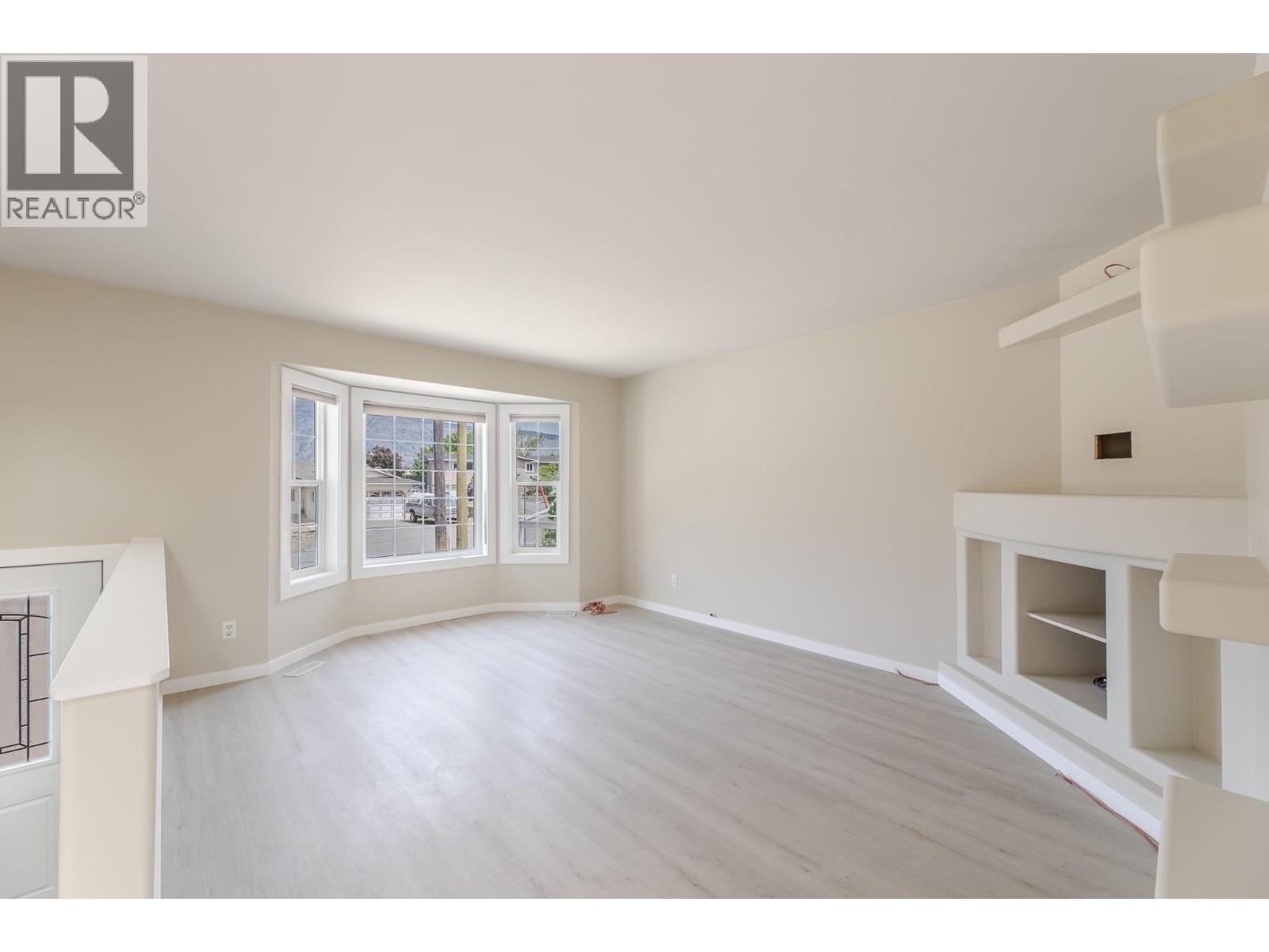 876 Eveningstar Crescent, Oliver