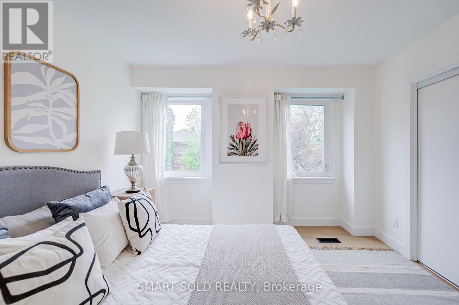 4 KNOLLVIEW CRESCENT - 34