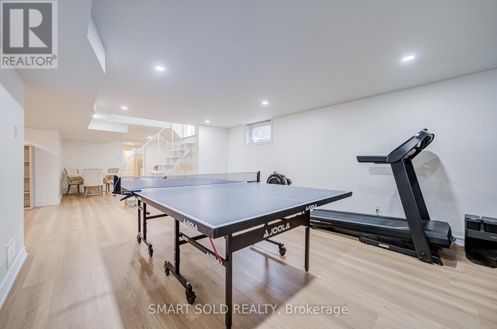 4 KNOLLVIEW CRESCENT - 40
