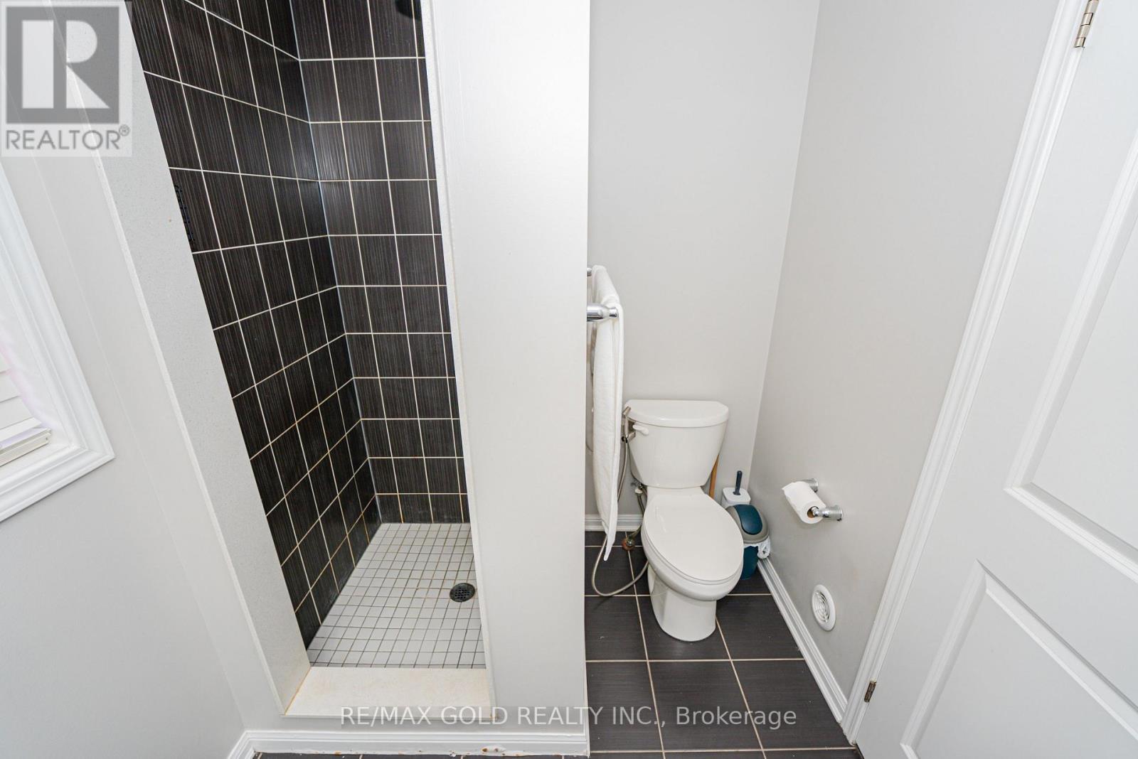 45 ARIEL ROAD - 25