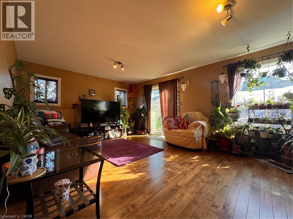777 KARLSFELD Road, Waterloo, Ontario, N2T2X2 — Photo 2