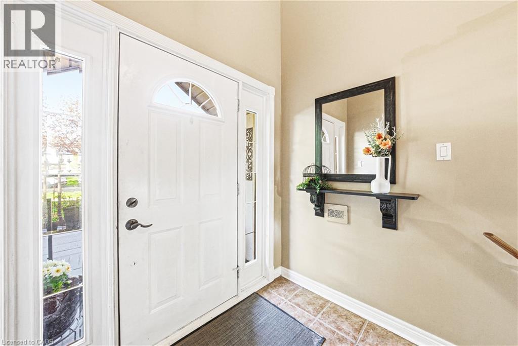 2231 SANDRINGHAM Drive, Burlington, Ontario, L7P3E6 — Photo 3