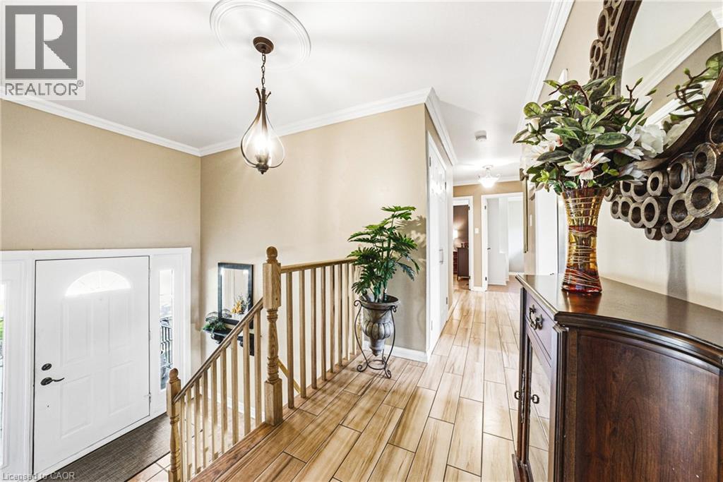 2231 SANDRINGHAM Drive, Burlington, Ontario, L7P3E6 — Photo 4