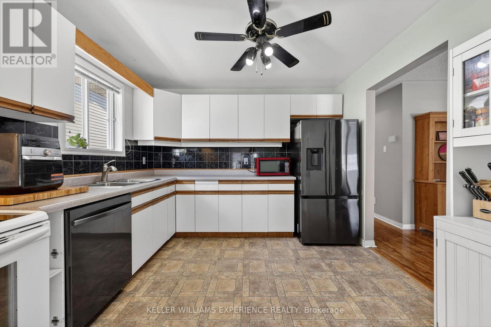 645 BAYVIEW DRIVE - 8
