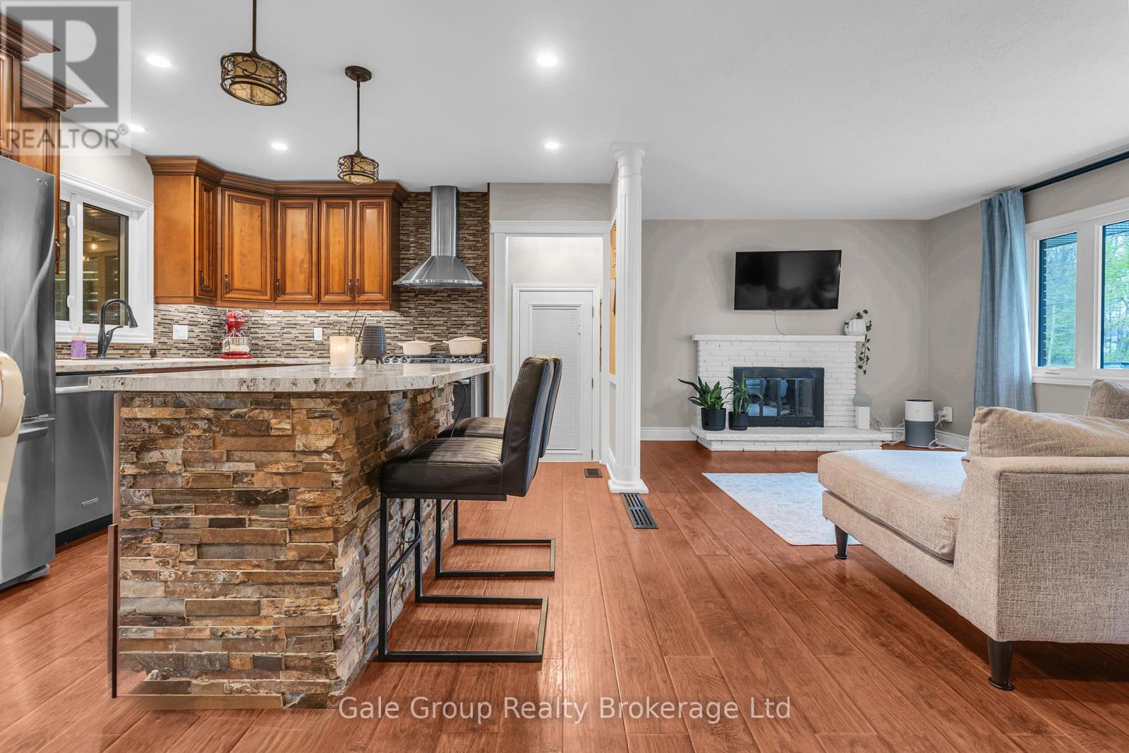 9 STRATHCONA DRIVE - 5