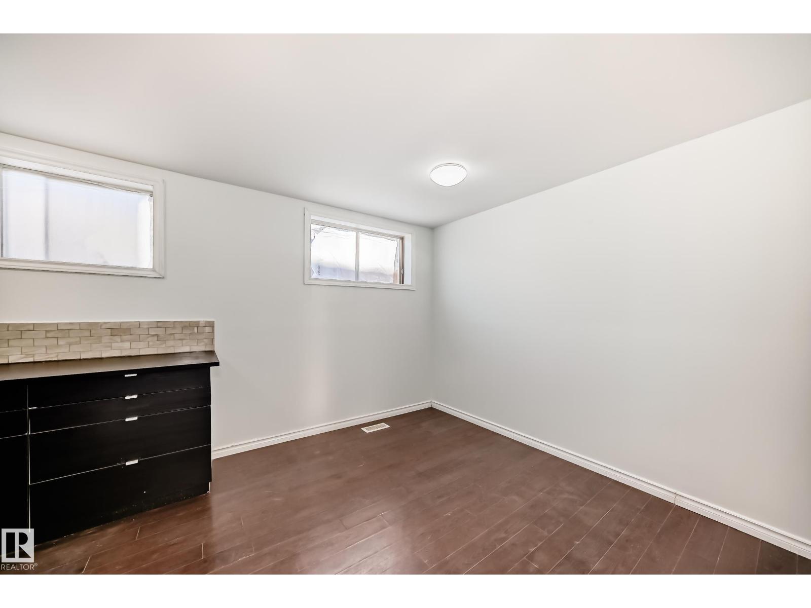 9623/9625 73 AV NW NW - 40
