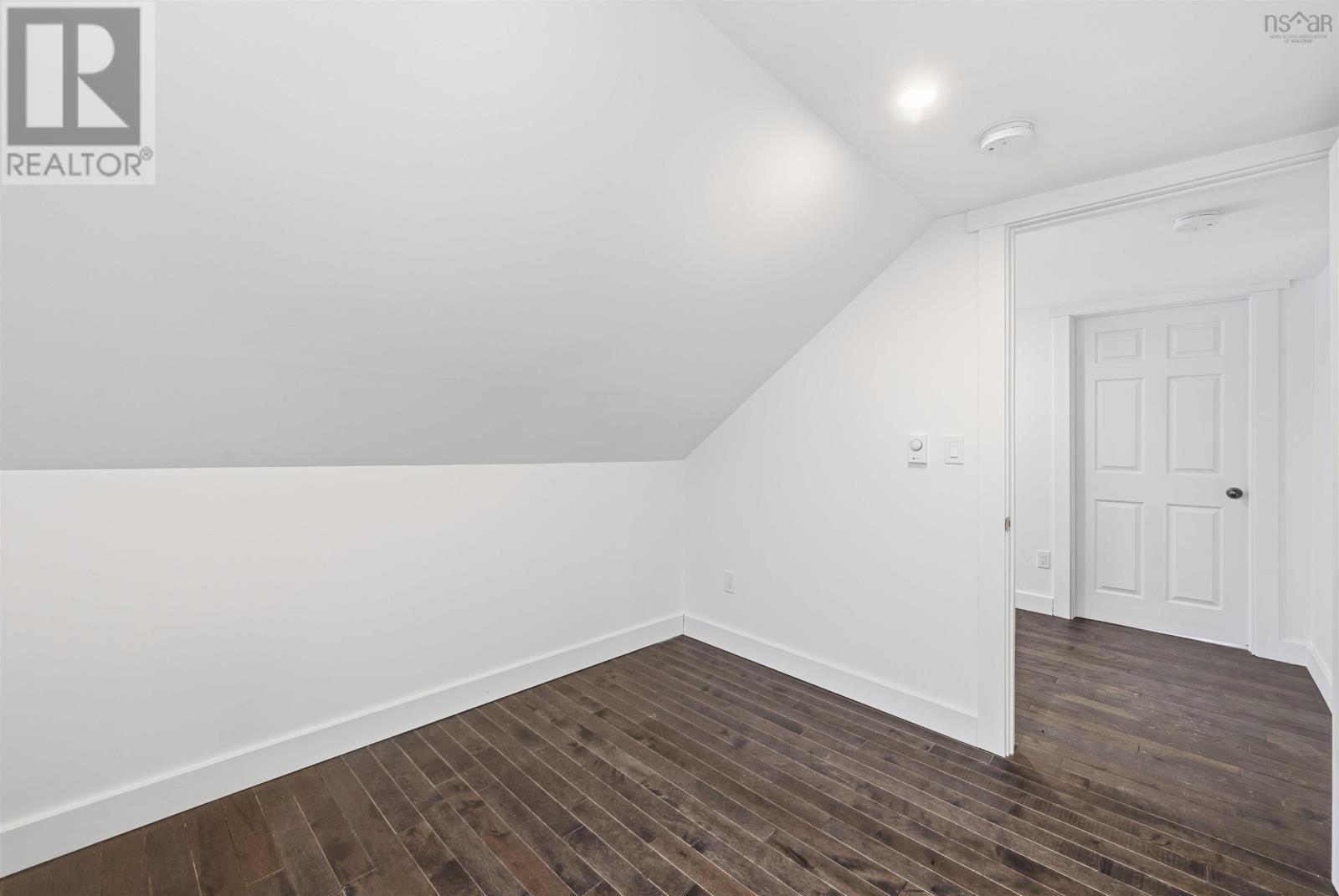 221 MacLean Street - 27