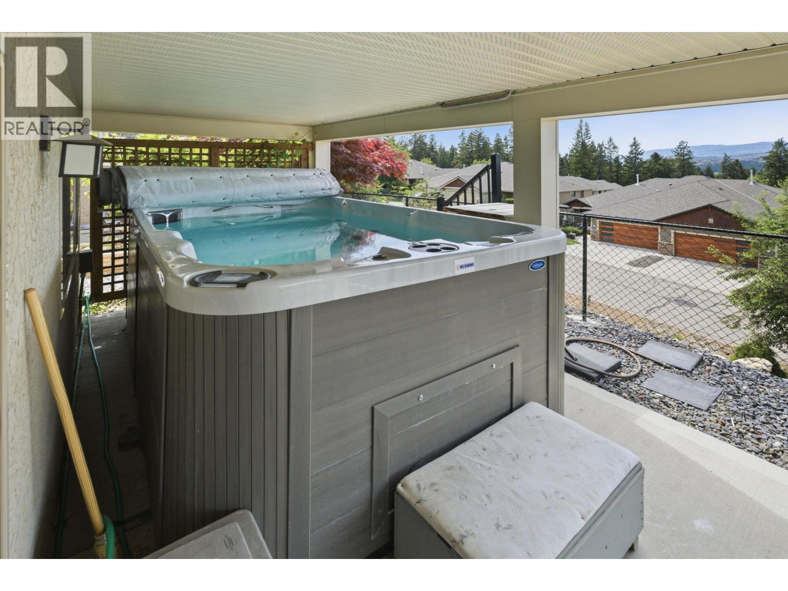 3516 Camelback Drive, Kelowna