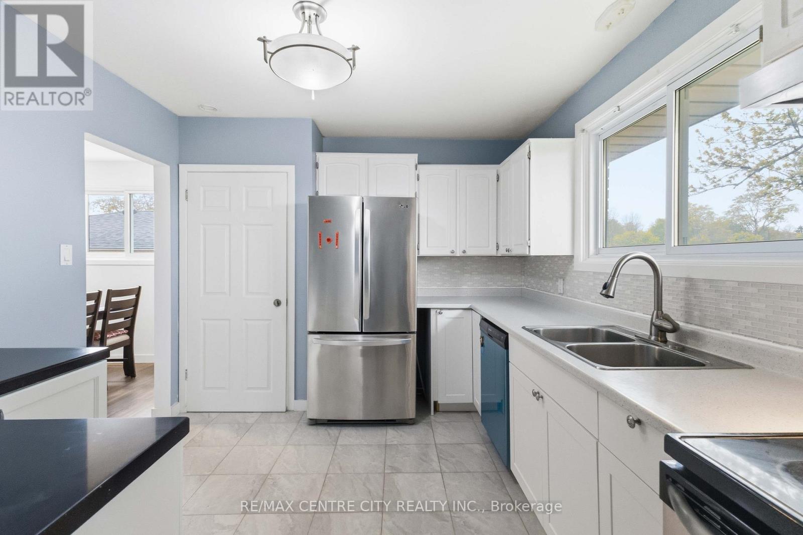11 KENWOOD CRESCENT - 8