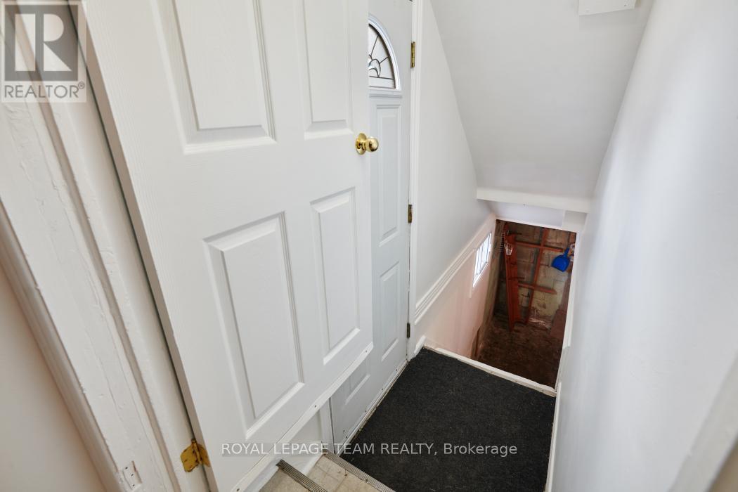 1104 APOLYDOR AVENUE - 28