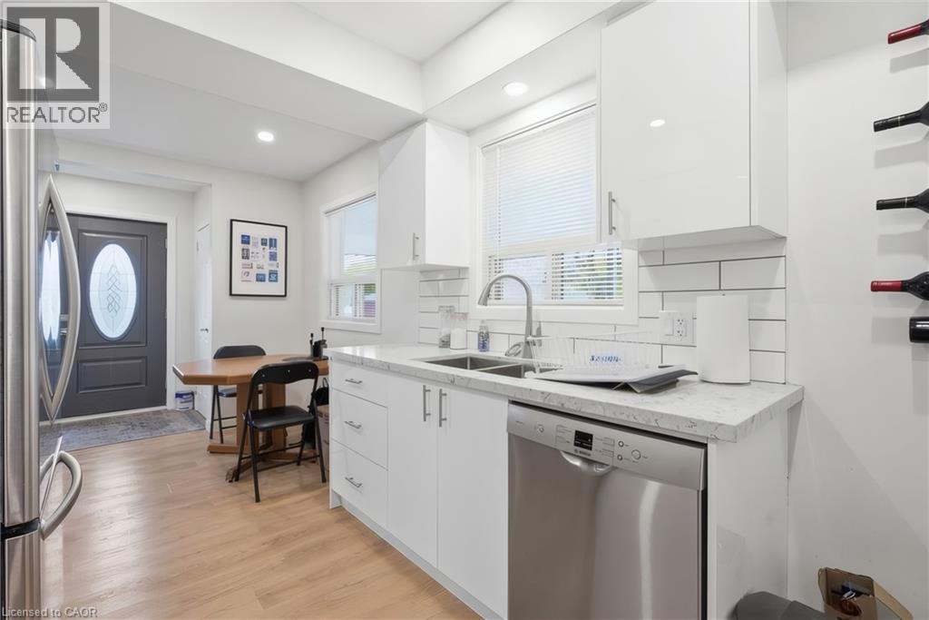 216 STEVENSON Street N - 6