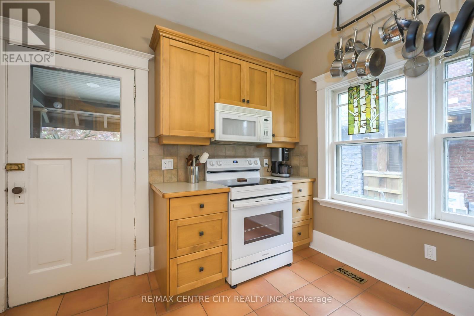 996 WATERLOO STREET - 25