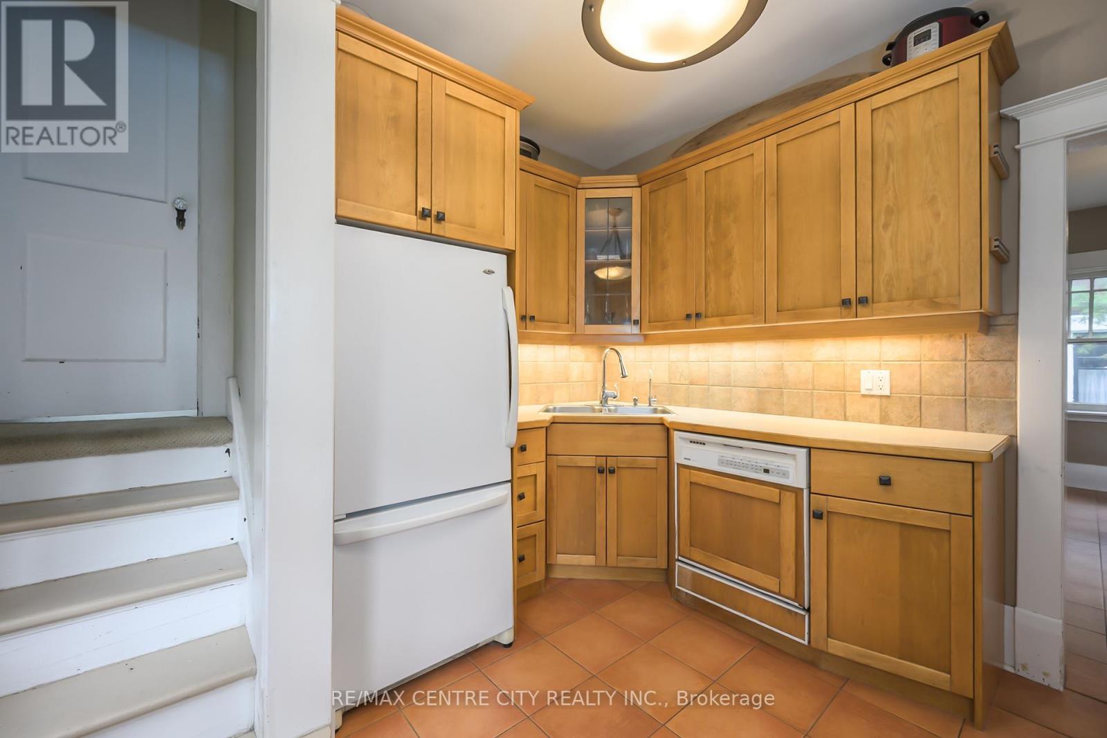 996 WATERLOO STREET - 26