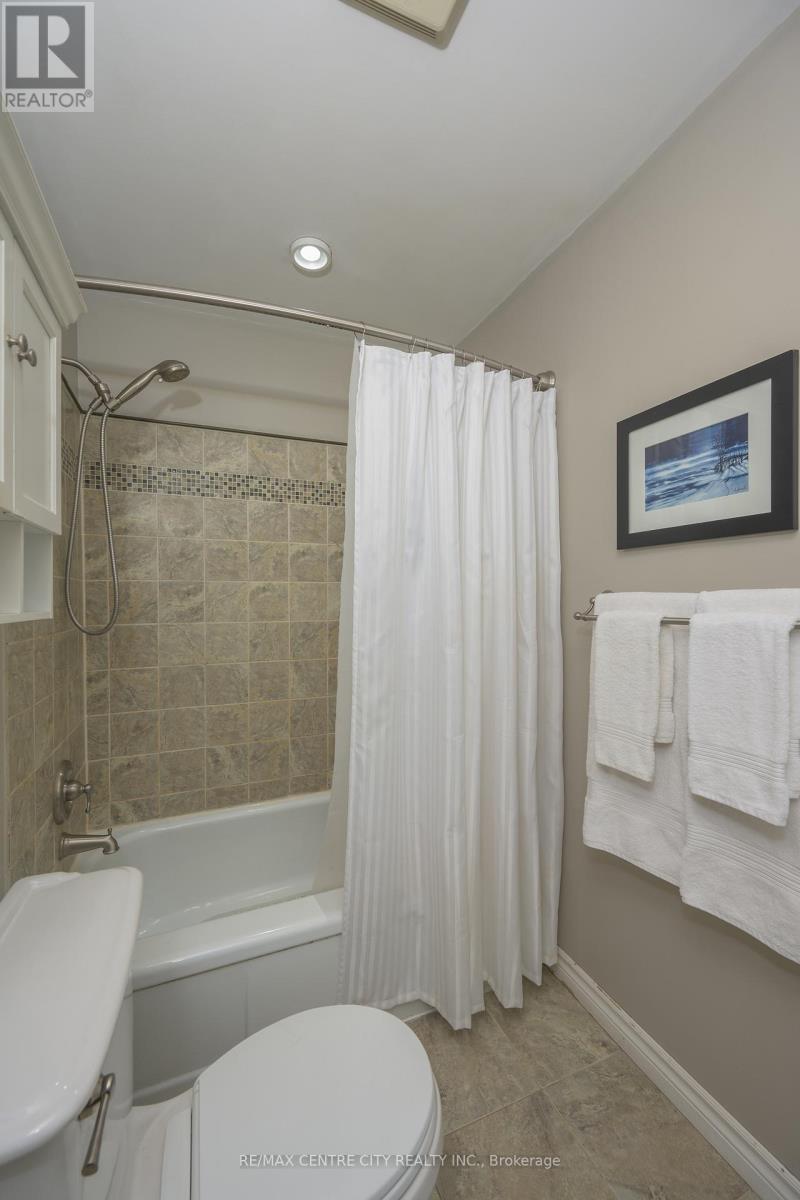 996 WATERLOO STREET - 32