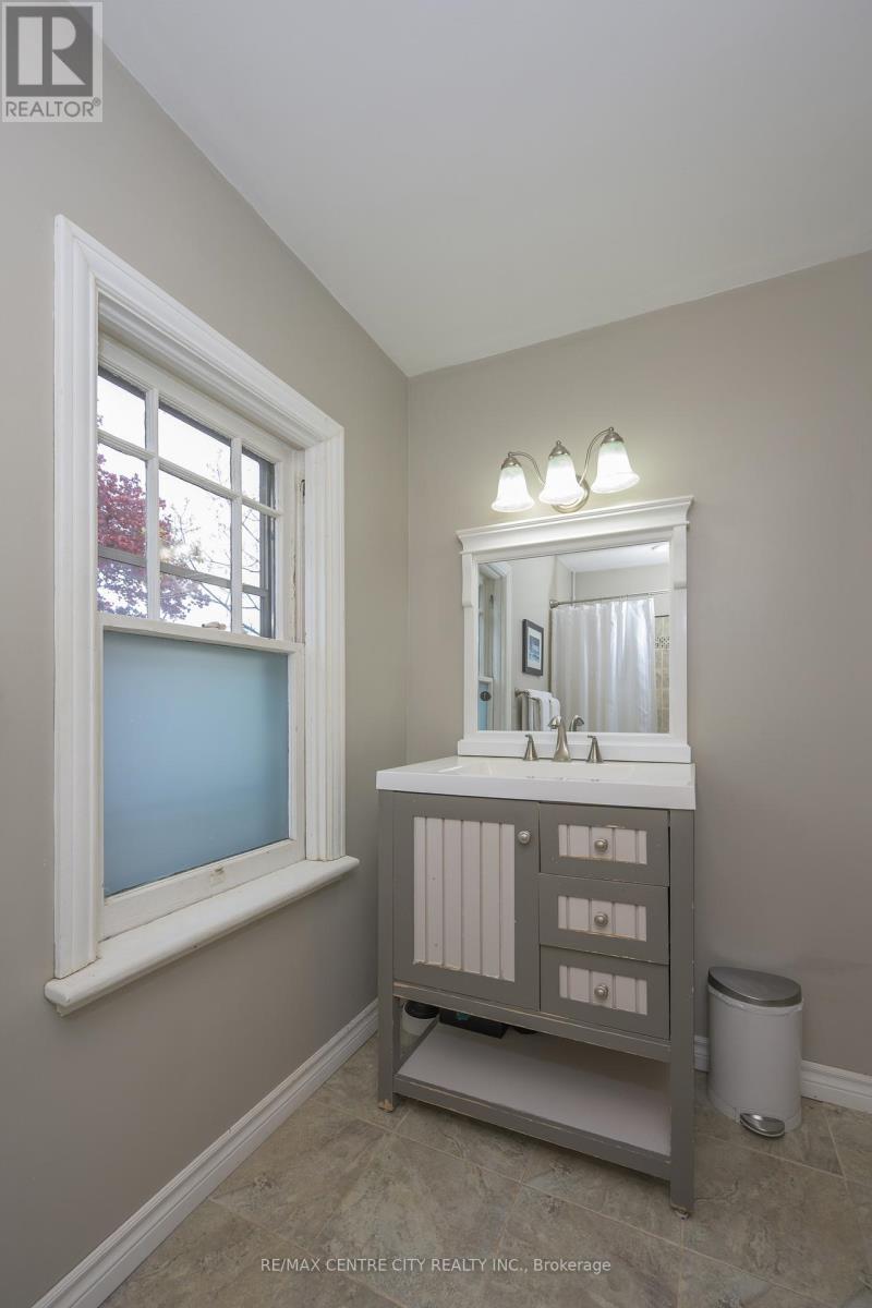 996 WATERLOO STREET - 33