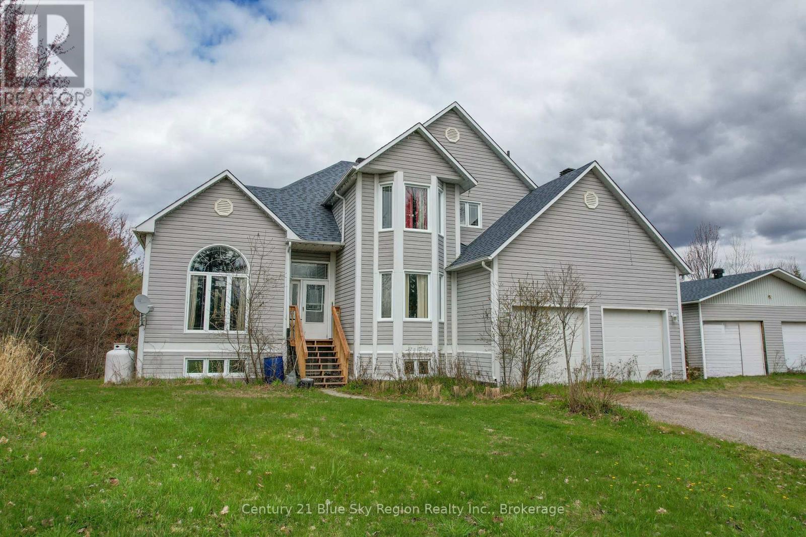 879 CALLANDER BAY DRIVE