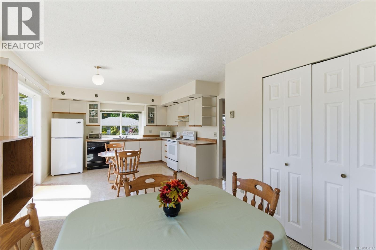 670 Arbutus St - 18