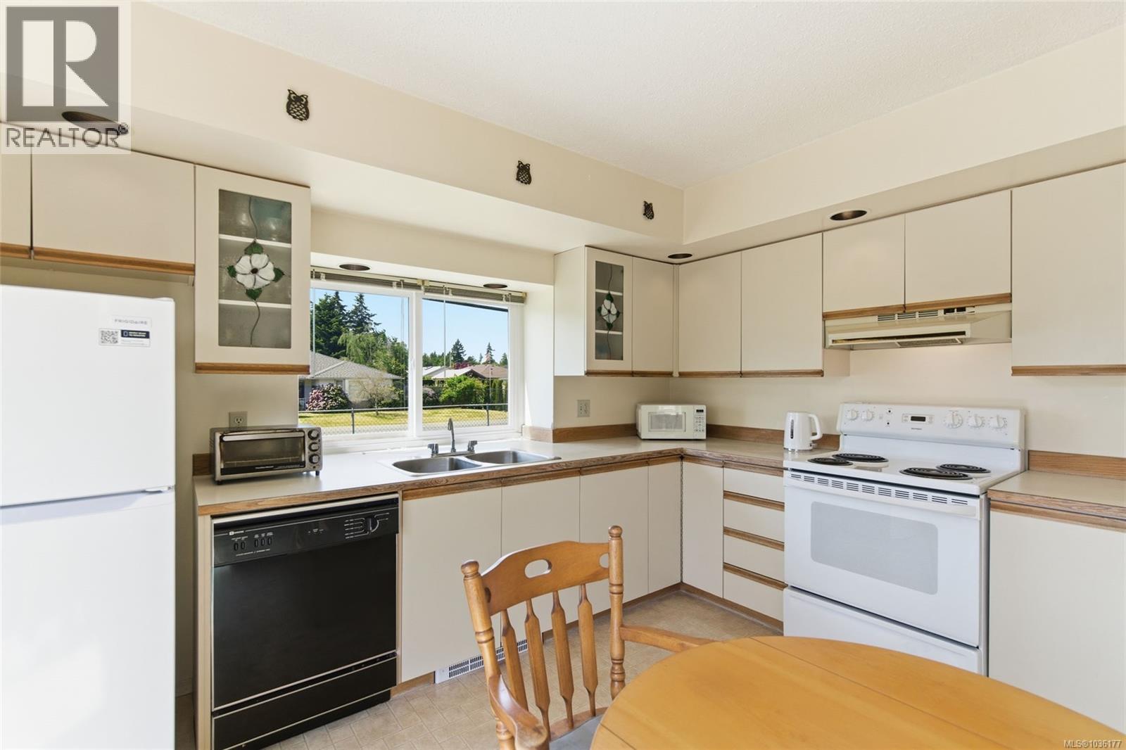 670 Arbutus St - 16