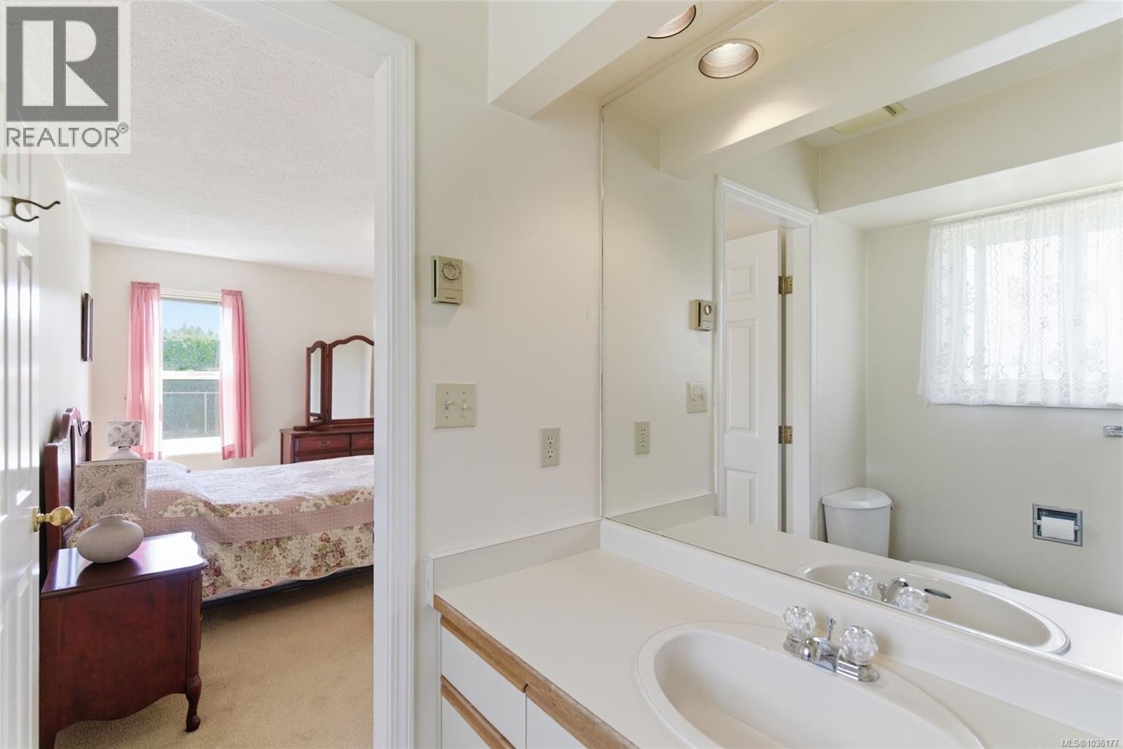670 Arbutus St - 22
