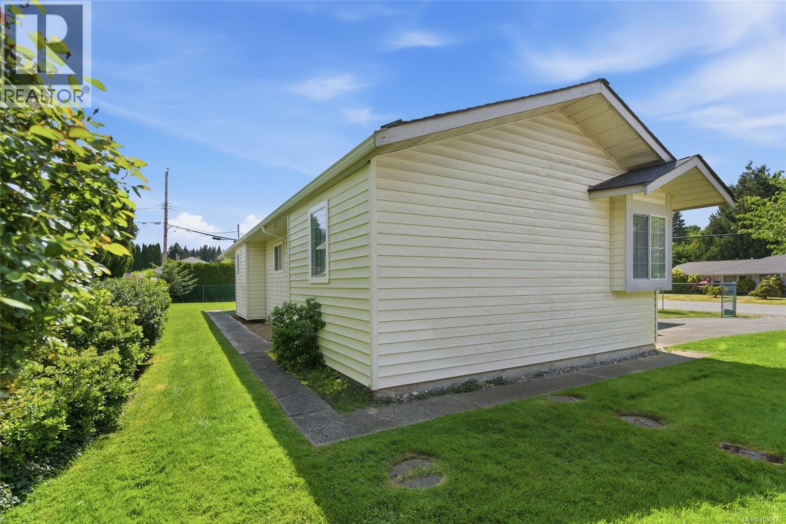 670 Arbutus St - 32