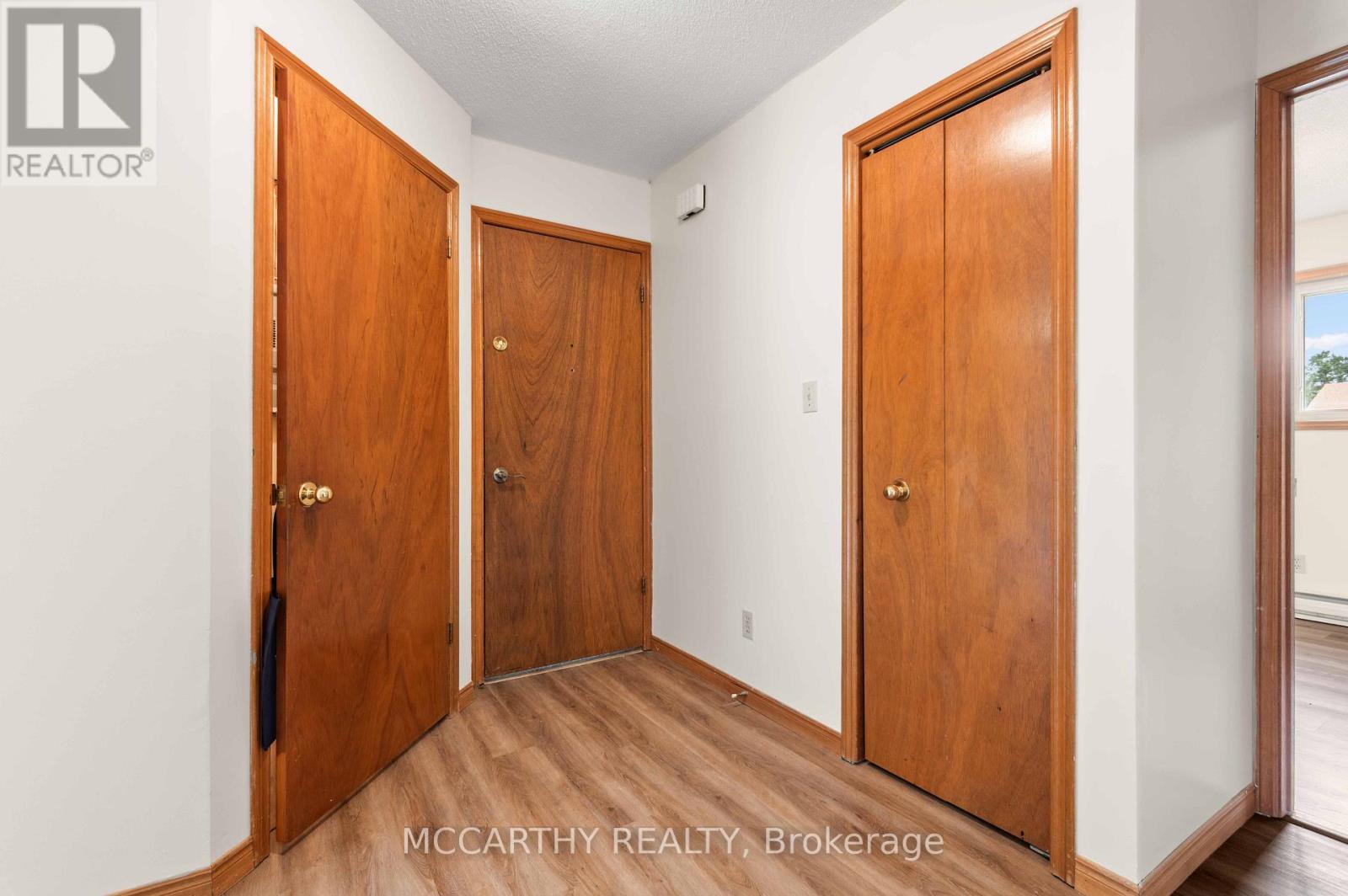 209 SARAH COURT - 23