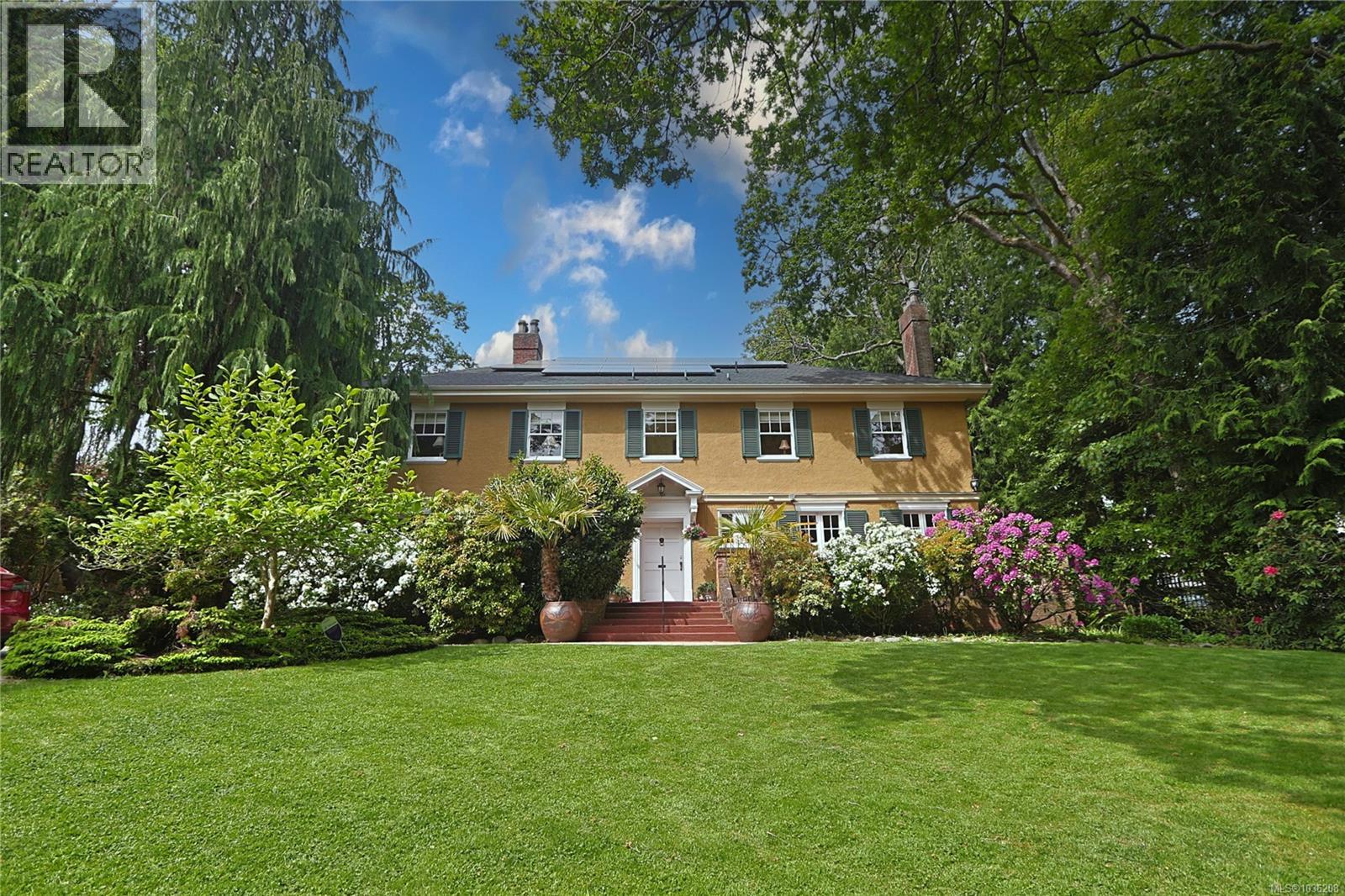  990 Terrace Avenue, Victoria