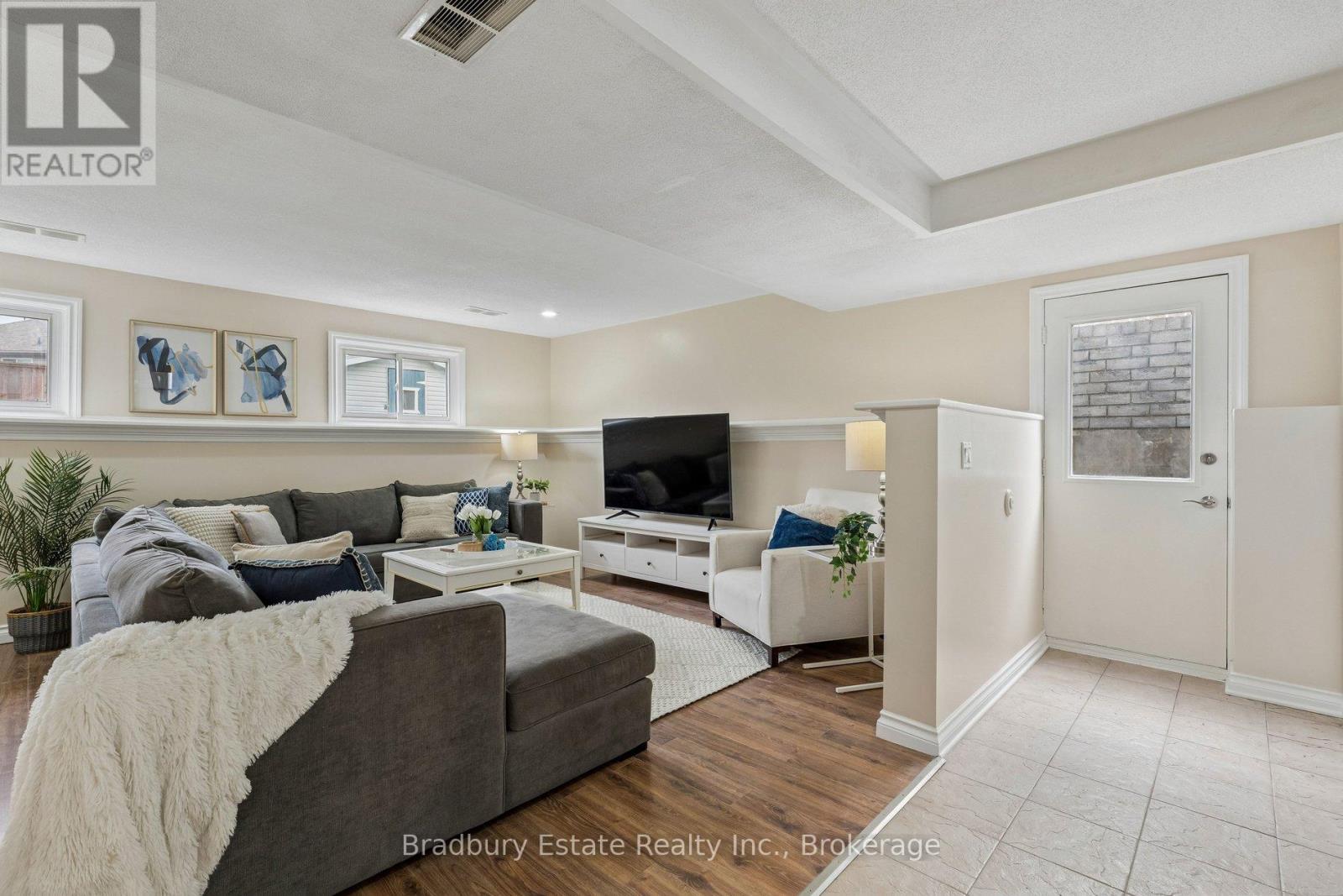 31 MAYFAIR DRIVE - 24