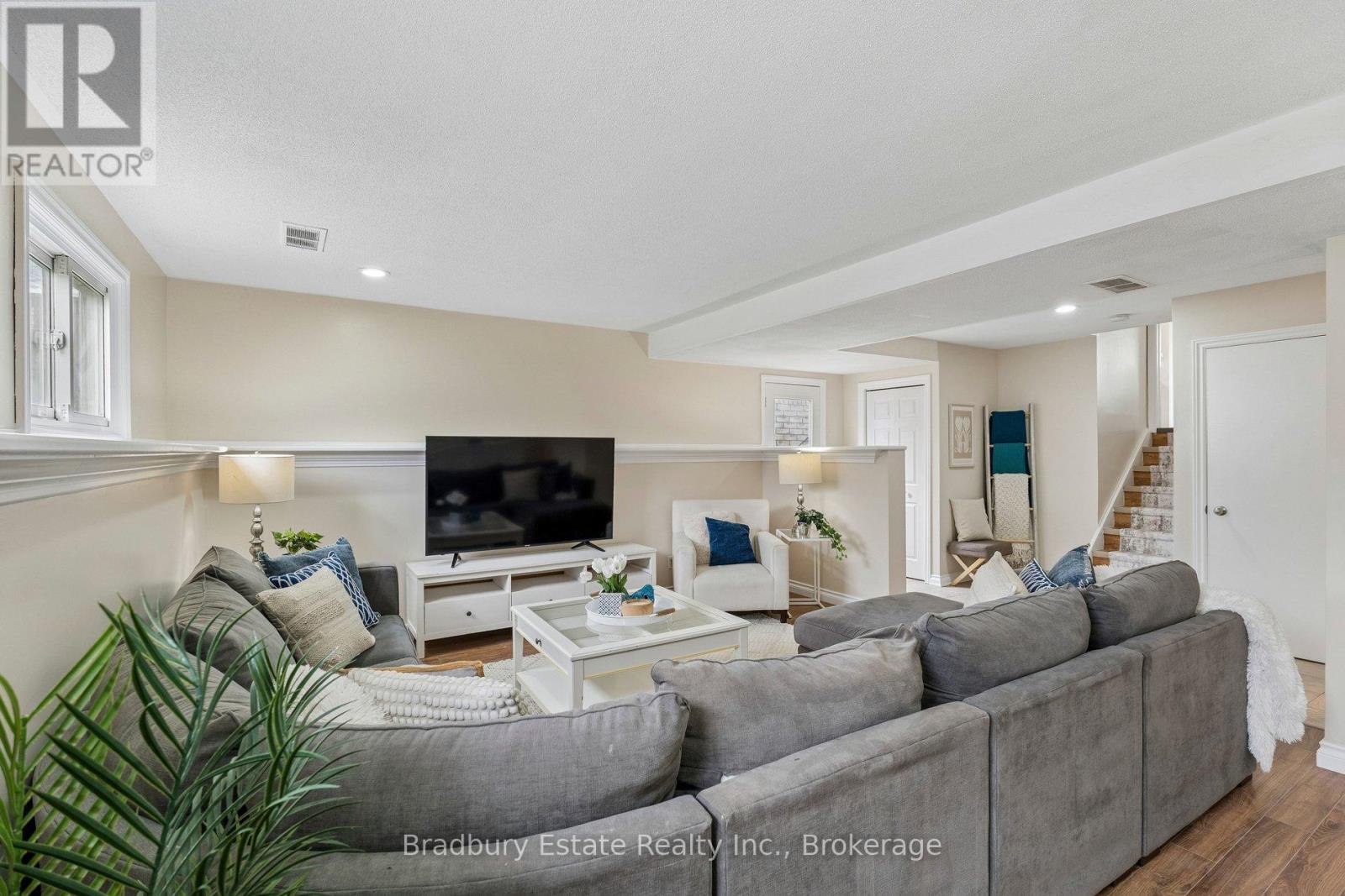 31 MAYFAIR DRIVE - 27