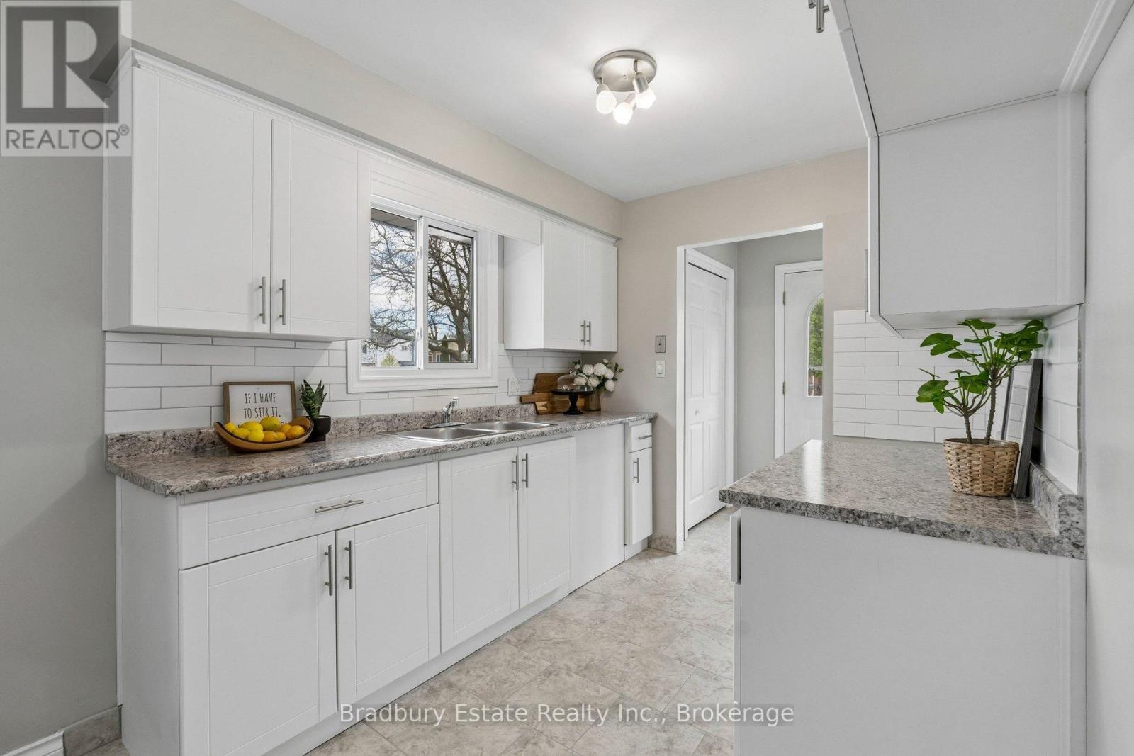 31 MAYFAIR DRIVE - 8