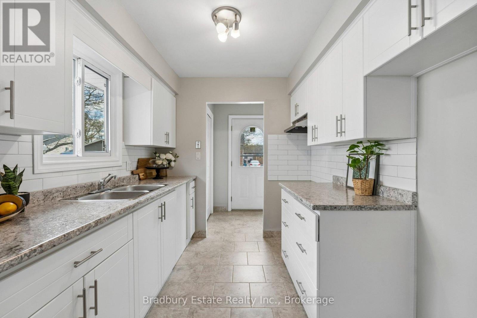 31 MAYFAIR DRIVE - 9