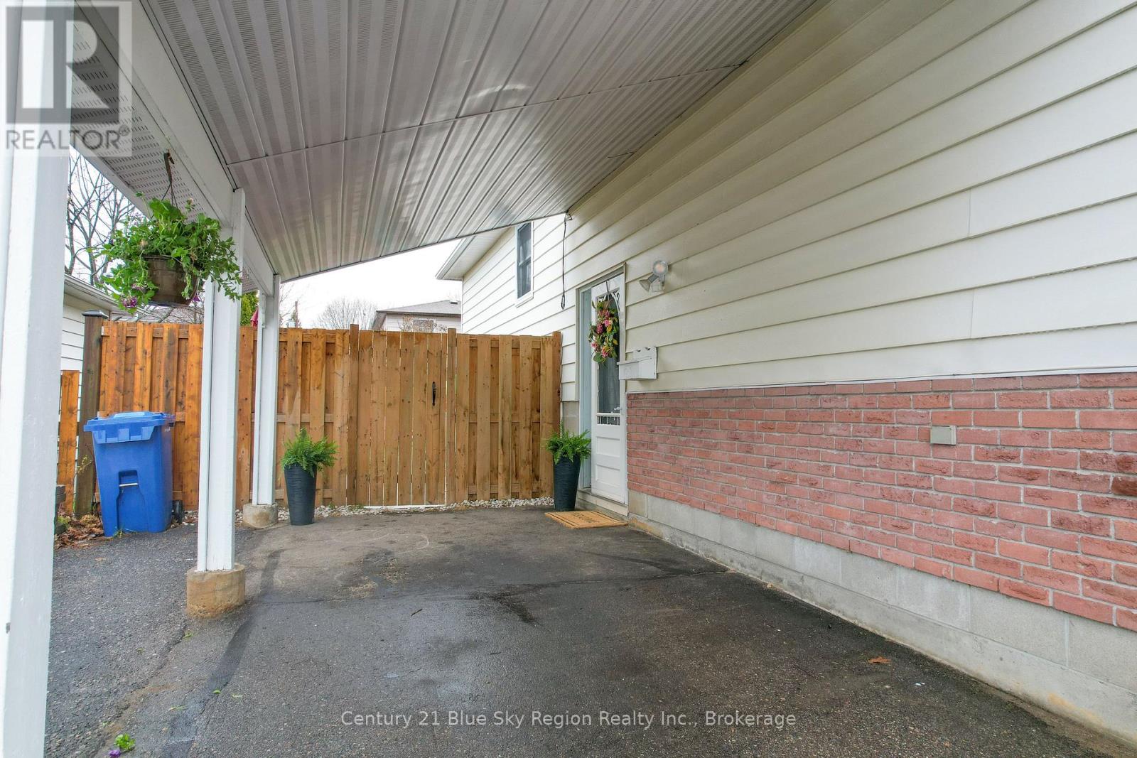 34 BELLEVIEW CRESCENT - Image 3