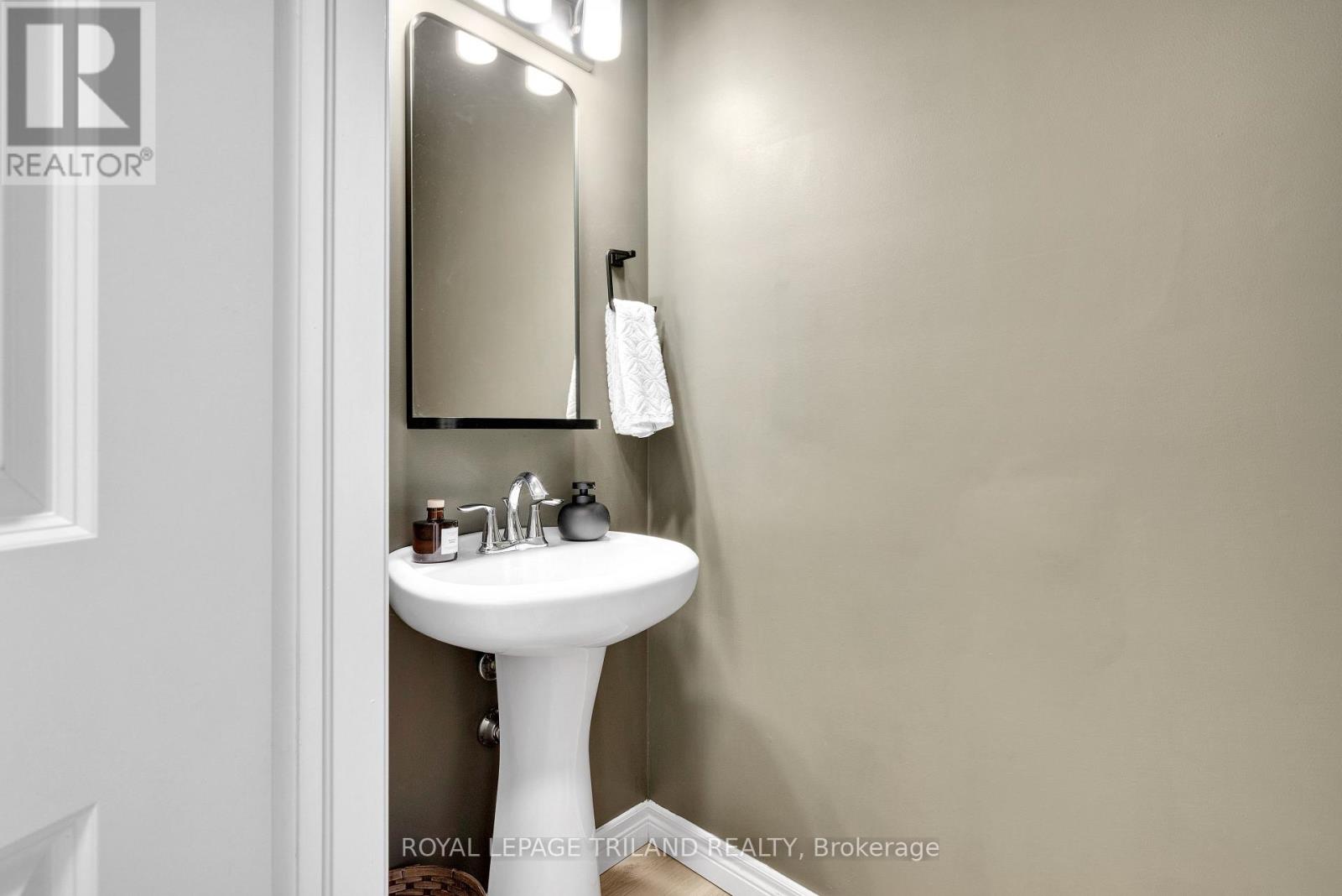 731 SPRINGWOOD CRESCENT - 22
