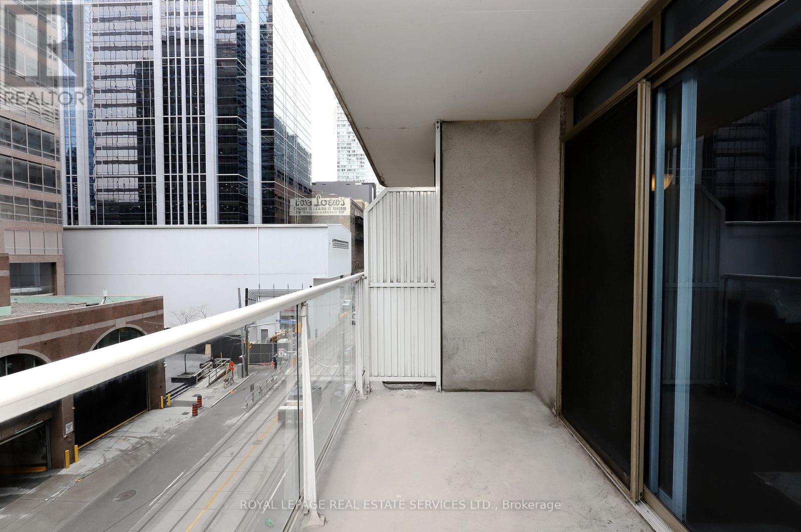 #504 105 VICTORIA STREET - 33