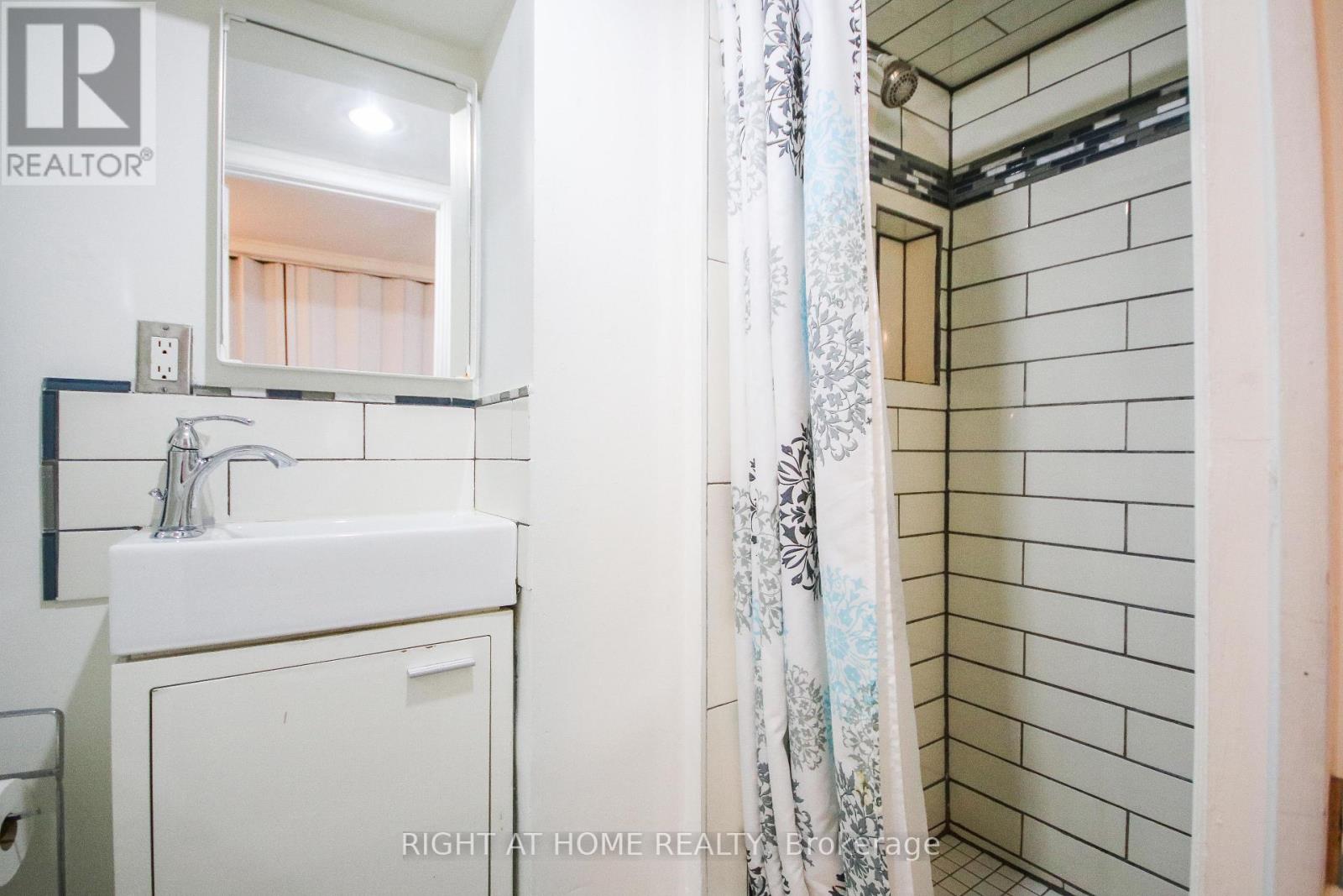 44 RHODES AVENUE - 30