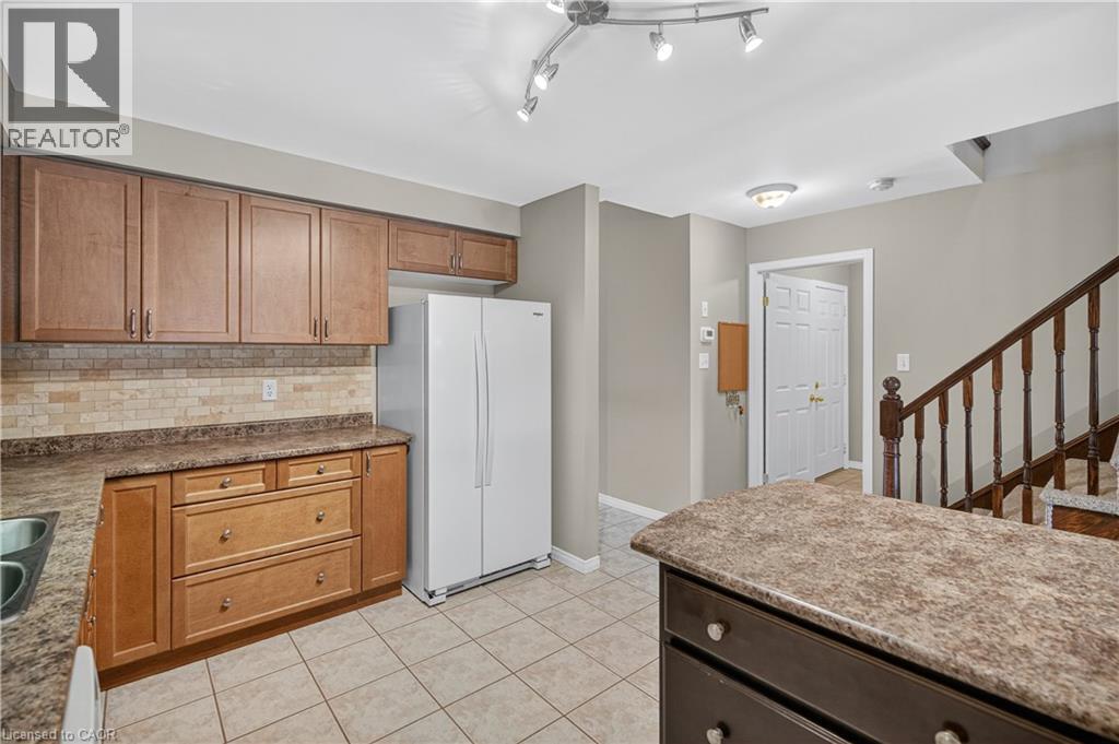 9 MANITOULIN Trail, Glanbrook, Ontario, L9B2X8 — Photo 5