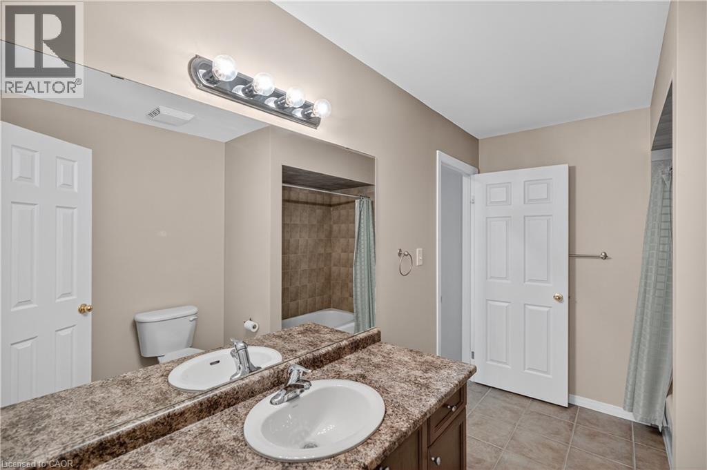 9 MANITOULIN Trail, Glanbrook, Ontario, L9B2X8 — Photo 17