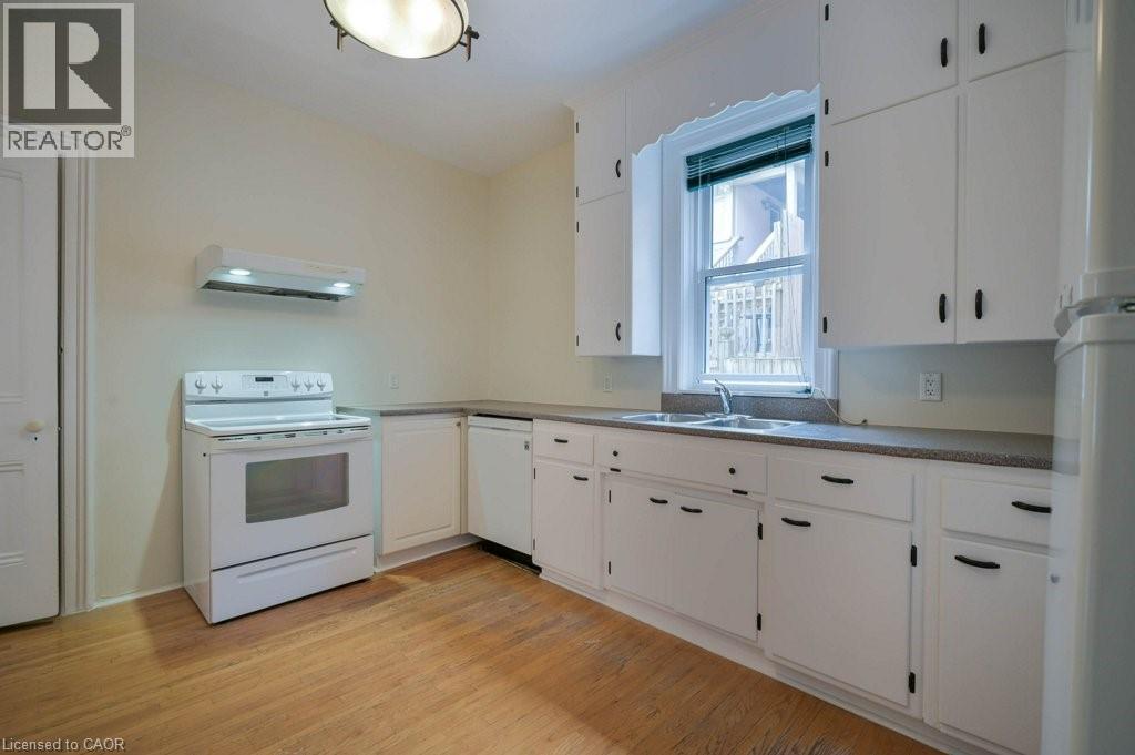 12 CLARENCE Place, Kitchener, Ontario, N2H2L2 — Photo 11