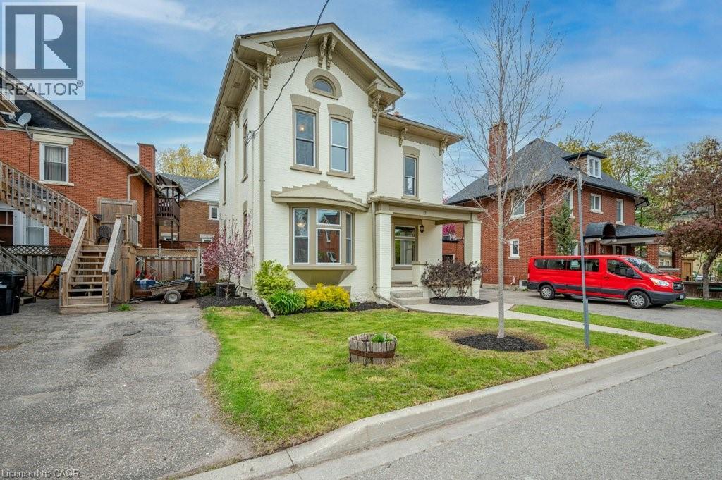 12 CLARENCE Place, Kitchener, Ontario, N2H2L2 — Photo 3