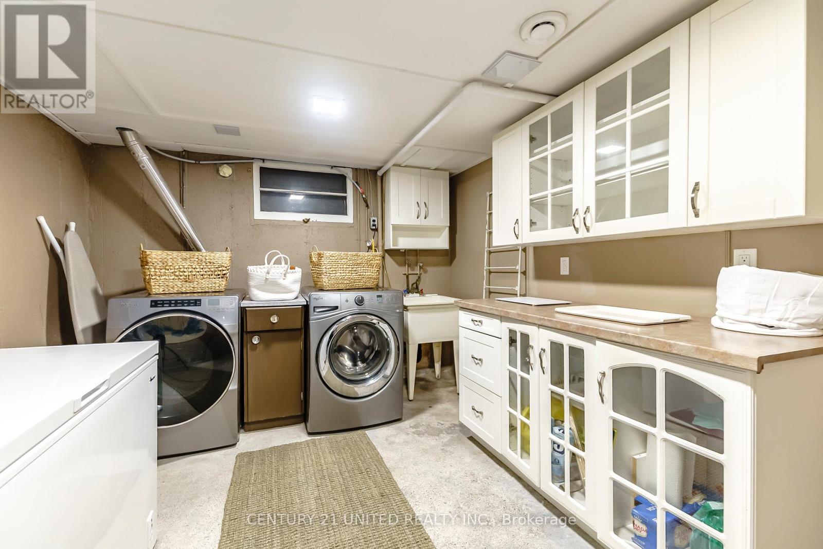 682 VICTORY CRESCENT - 37