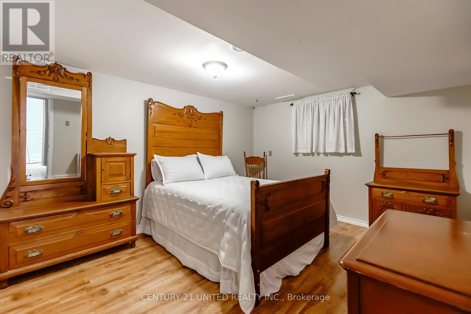 682 VICTORY CRESCENT - 38