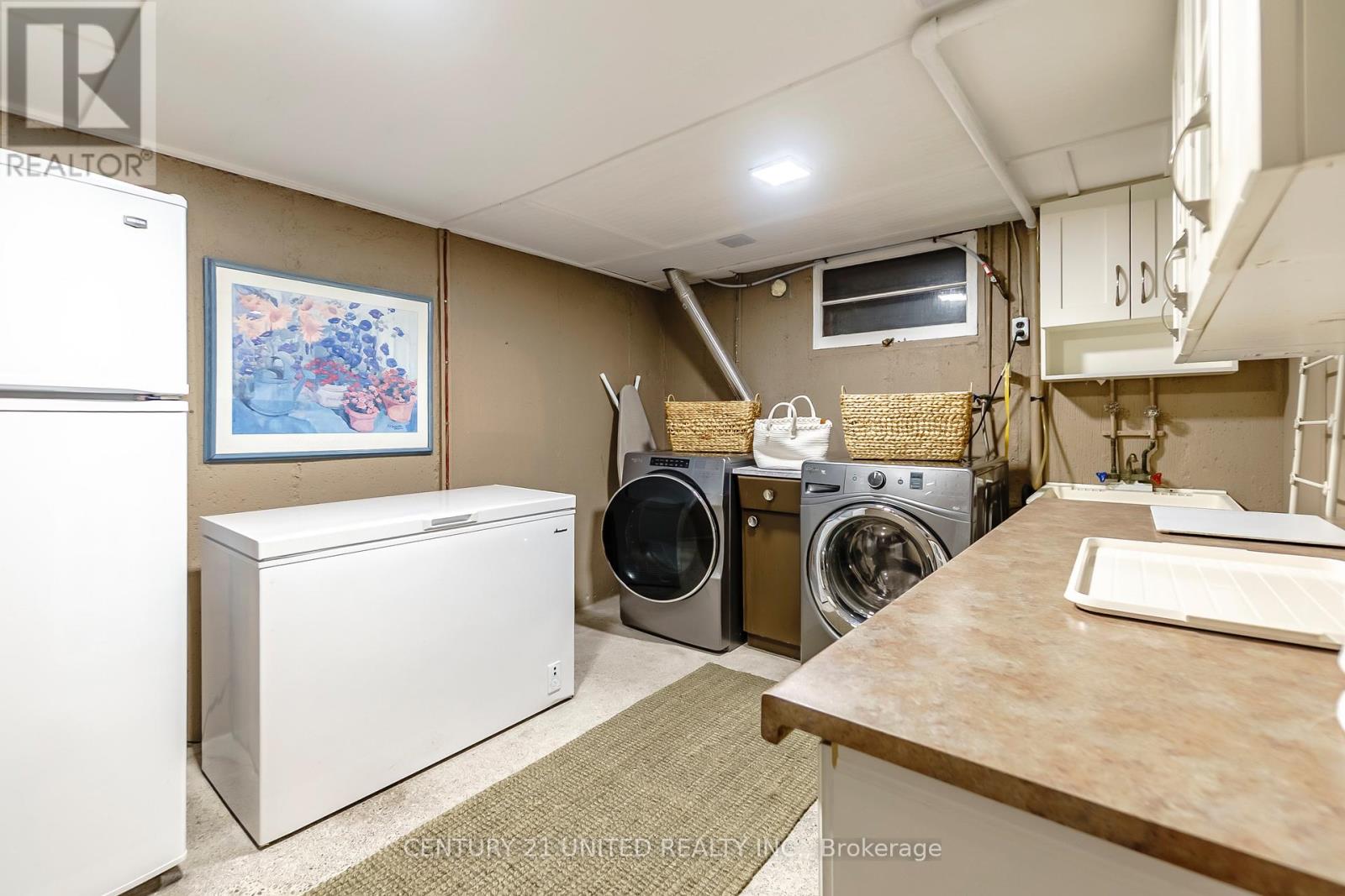 682 VICTORY CRESCENT - 39
