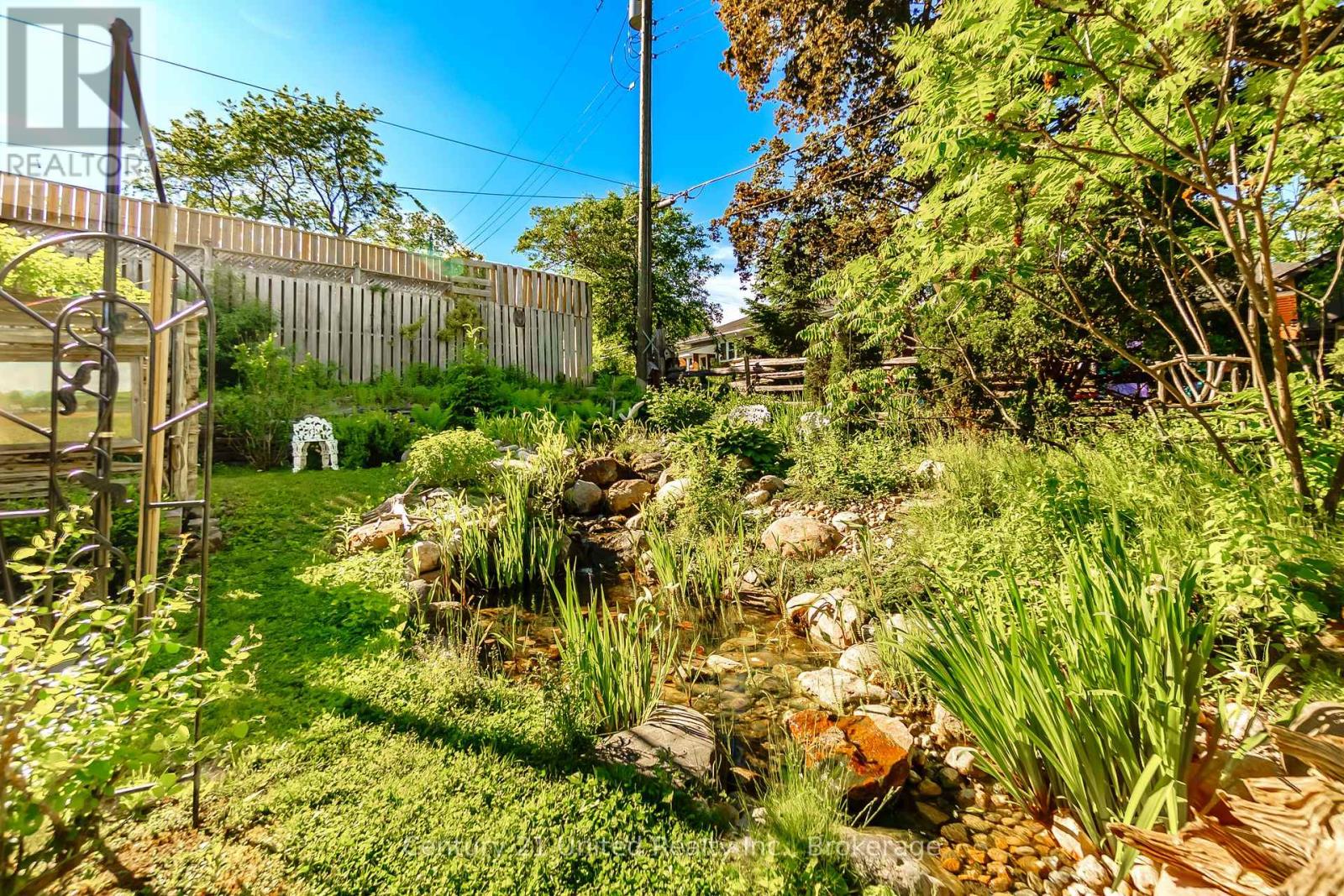 682 VICTORY CRESCENT - 43