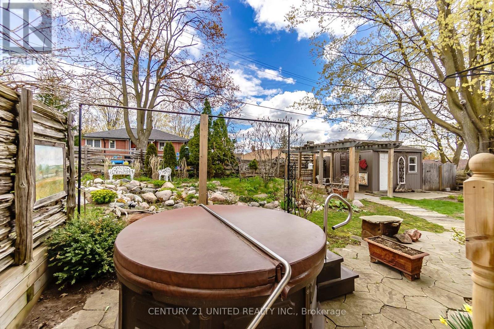 682 VICTORY CRESCENT - 45