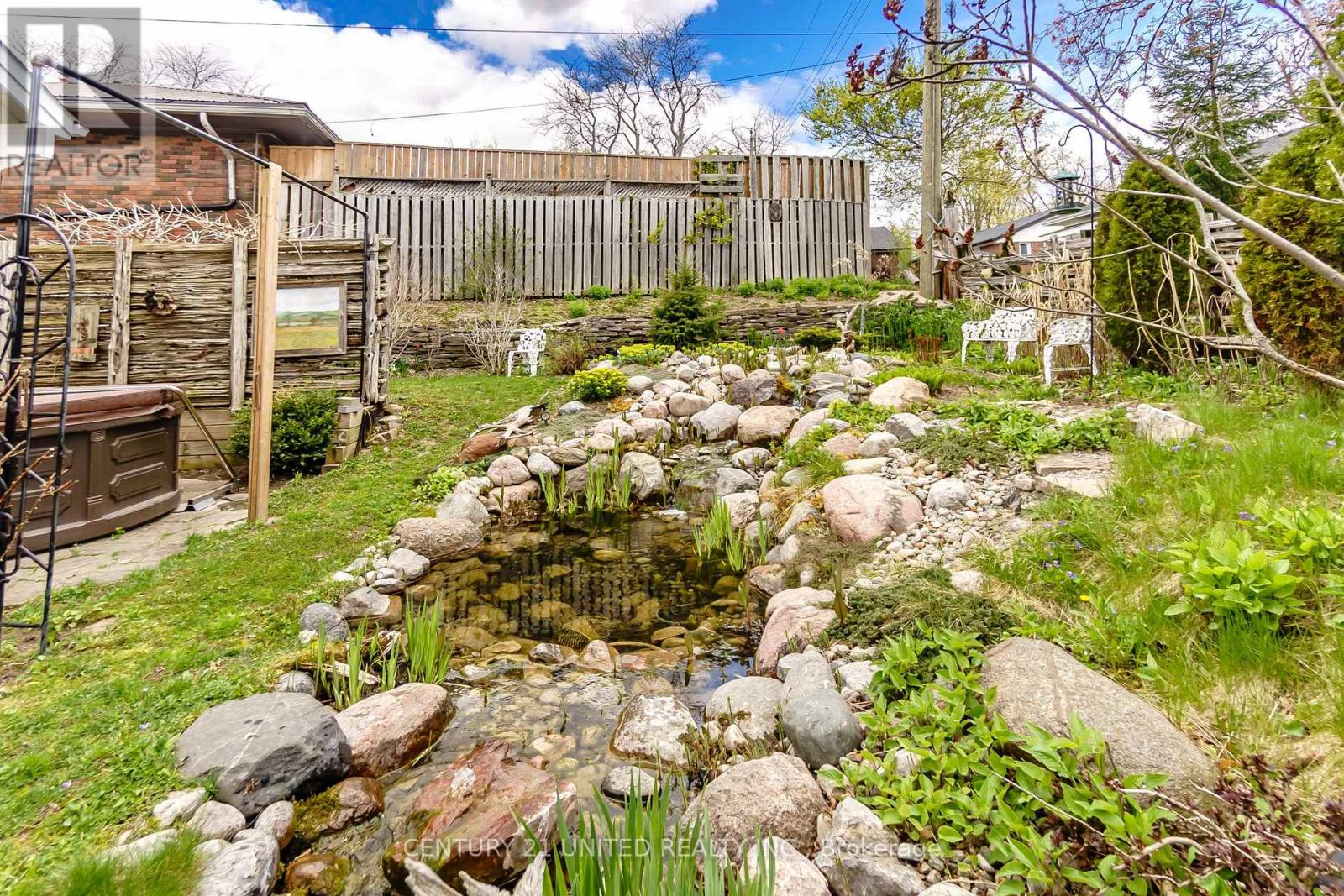682 VICTORY CRESCENT - 46