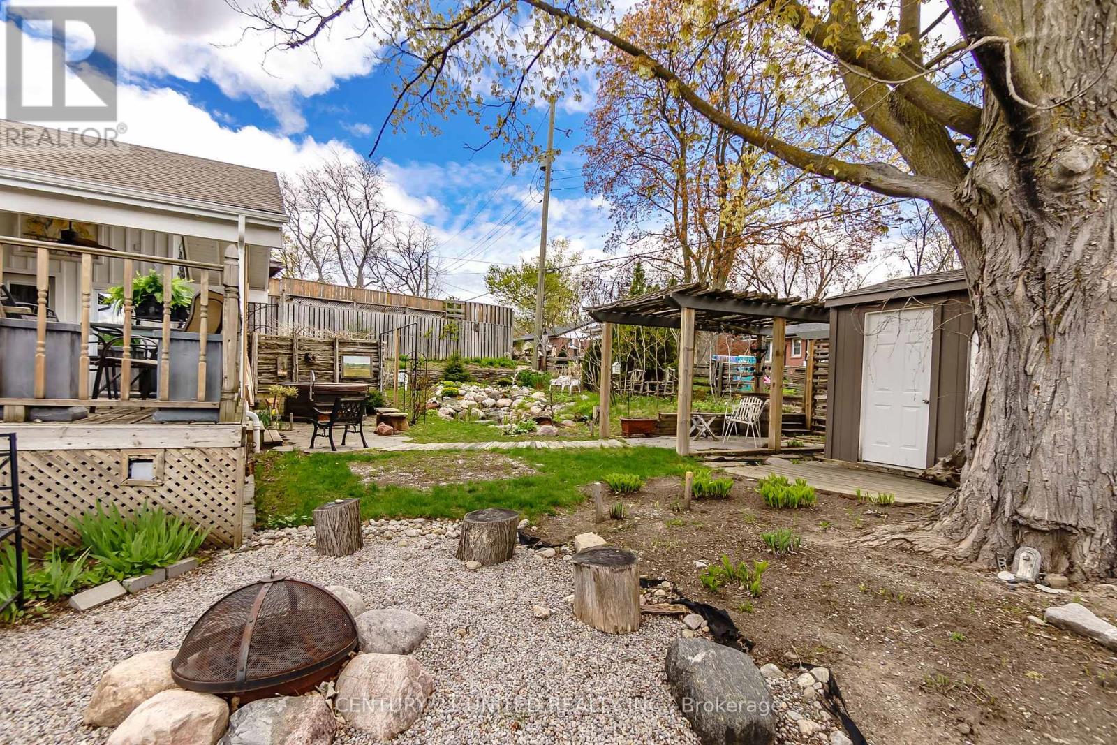 682 VICTORY CRESCENT - 47