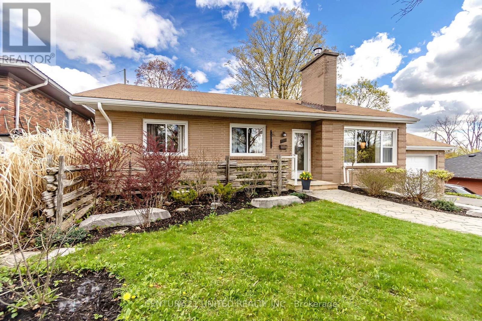 682 VICTORY CRESCENT - 6