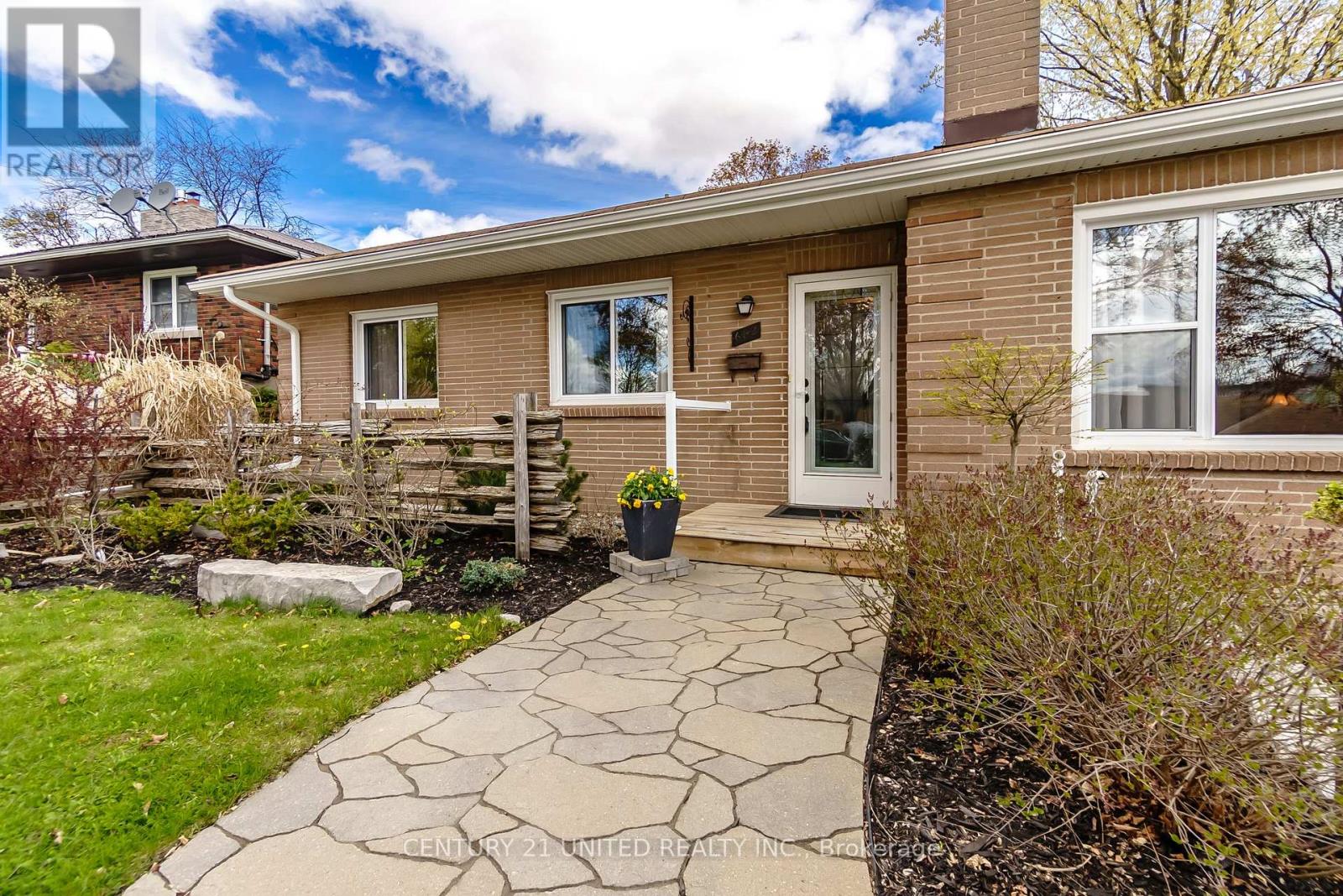 682 VICTORY CRESCENT - 7
